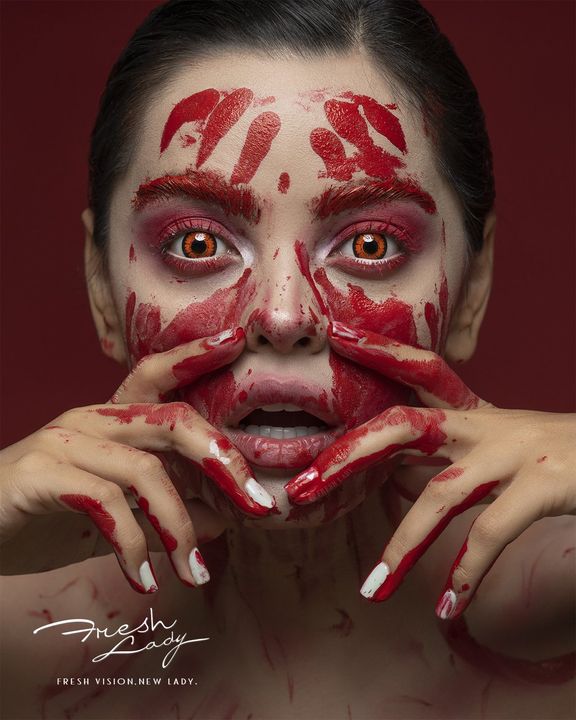 Lente de Halloween #9: Pétalos anaranjados sobre fondo oscuro · foto 4